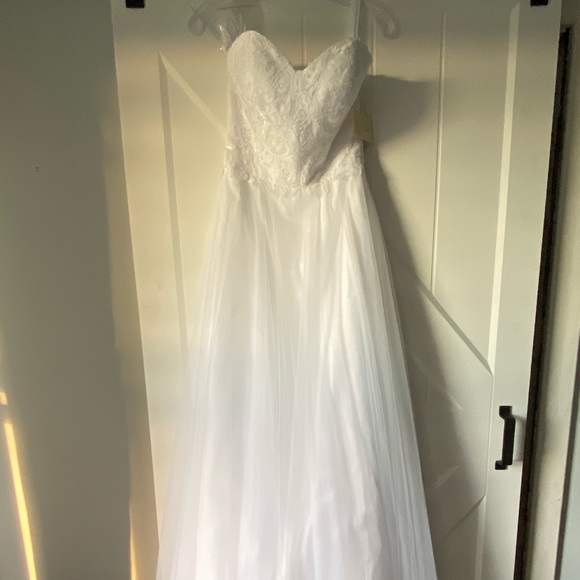 Brand New! Wedding Dress - Picture 6 of 14